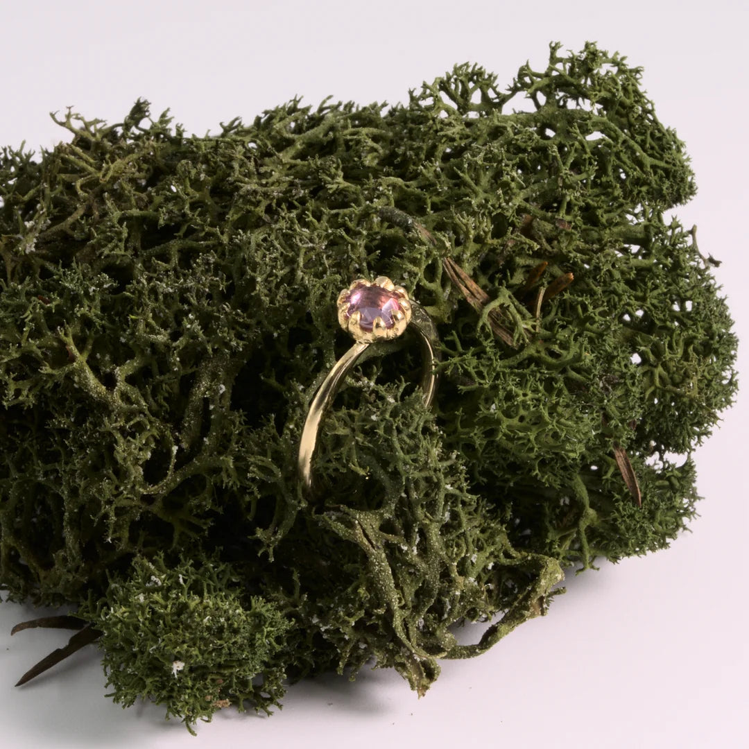 Geelgoud 18kt ring met saffier, handgemaakt atelier Claire Dries