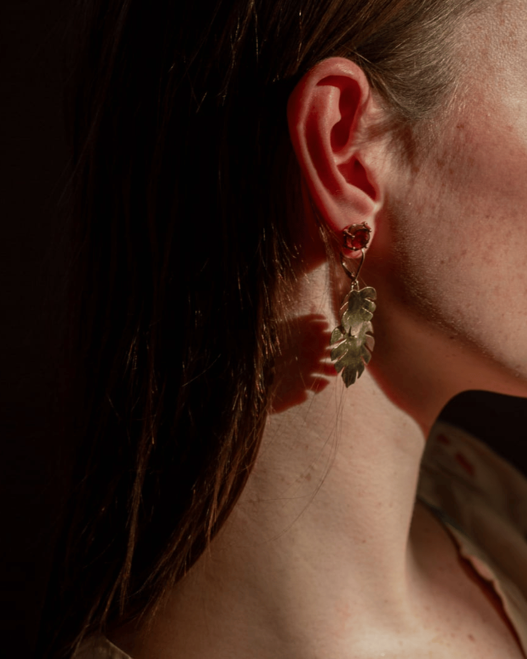 Geelgoud 18kt oorbellen, handgemaakt uit het atelier van Claire Dries