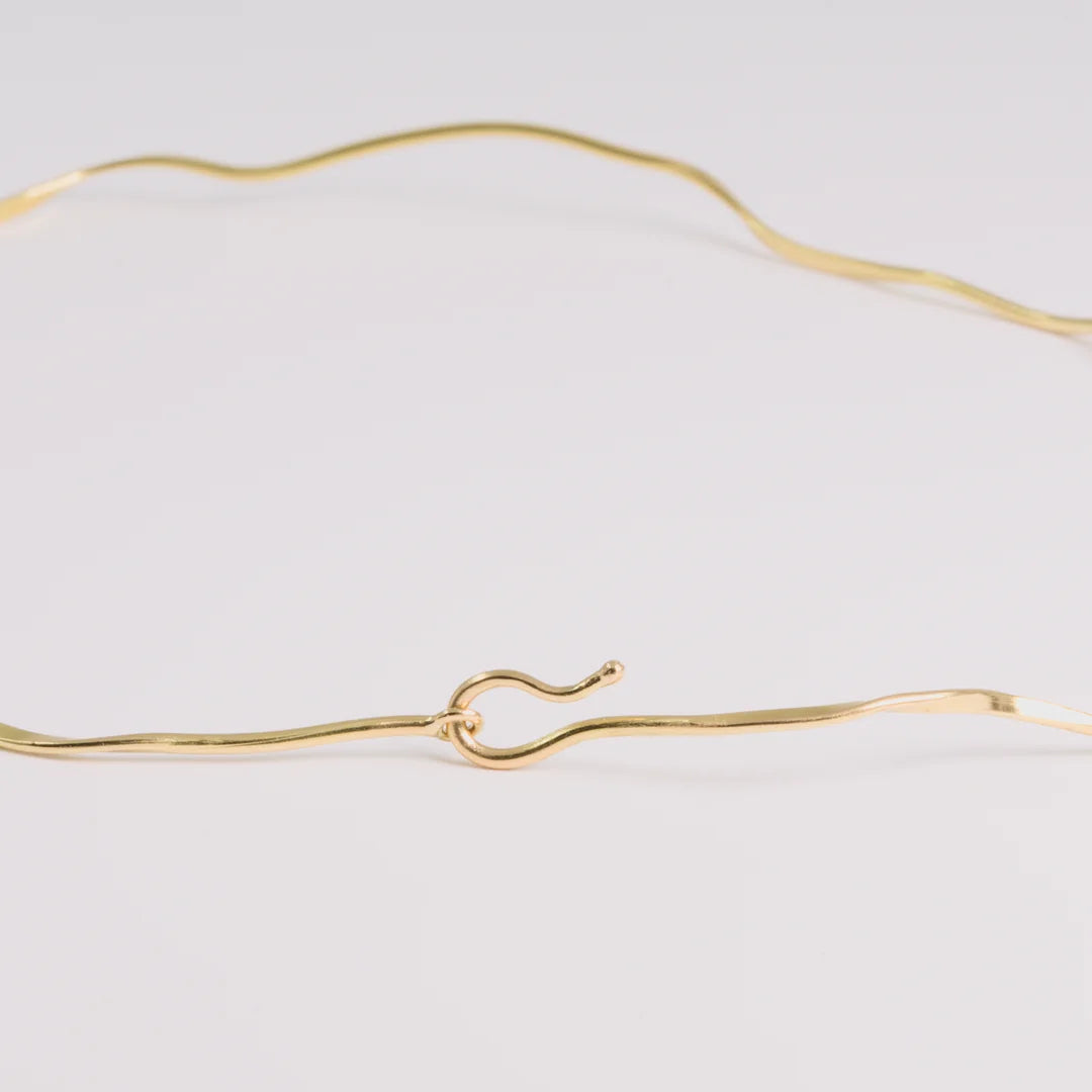 Geelgoud 18kt ketting met gehamerd, handgemaakt atelier Claire Dries