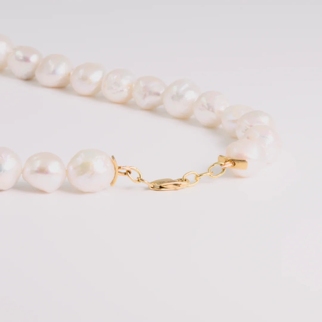 Sterling silver; yellow gold sieraad met zoetwaterparels, handgemaakt atelier Claire Dries