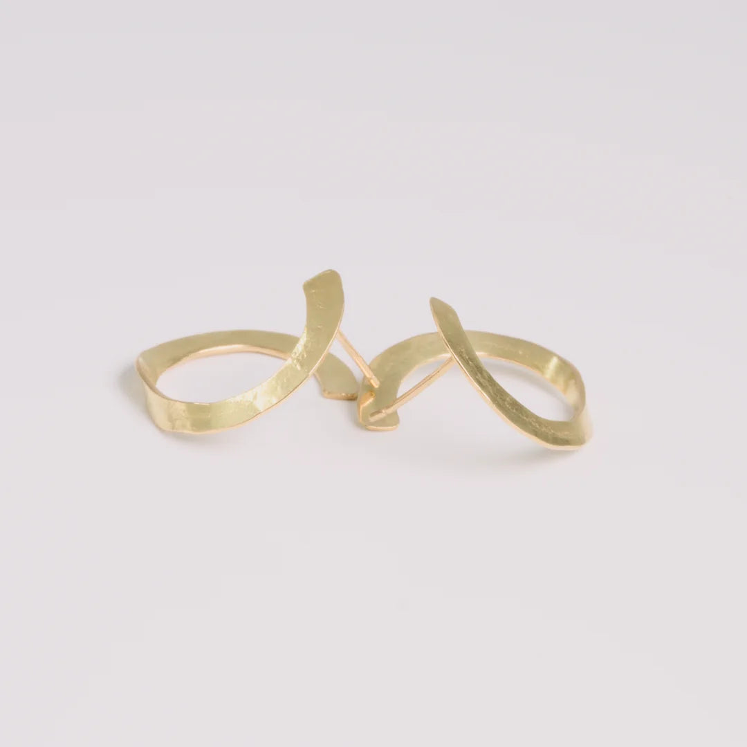 Geelgoud 18kt oorbellen met gehamerd, handgemaakt atelier Claire Dries