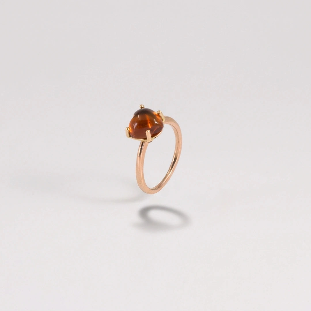 Geelgoud 18kt ring, handgemaakt uit het atelier van Claire Dries
