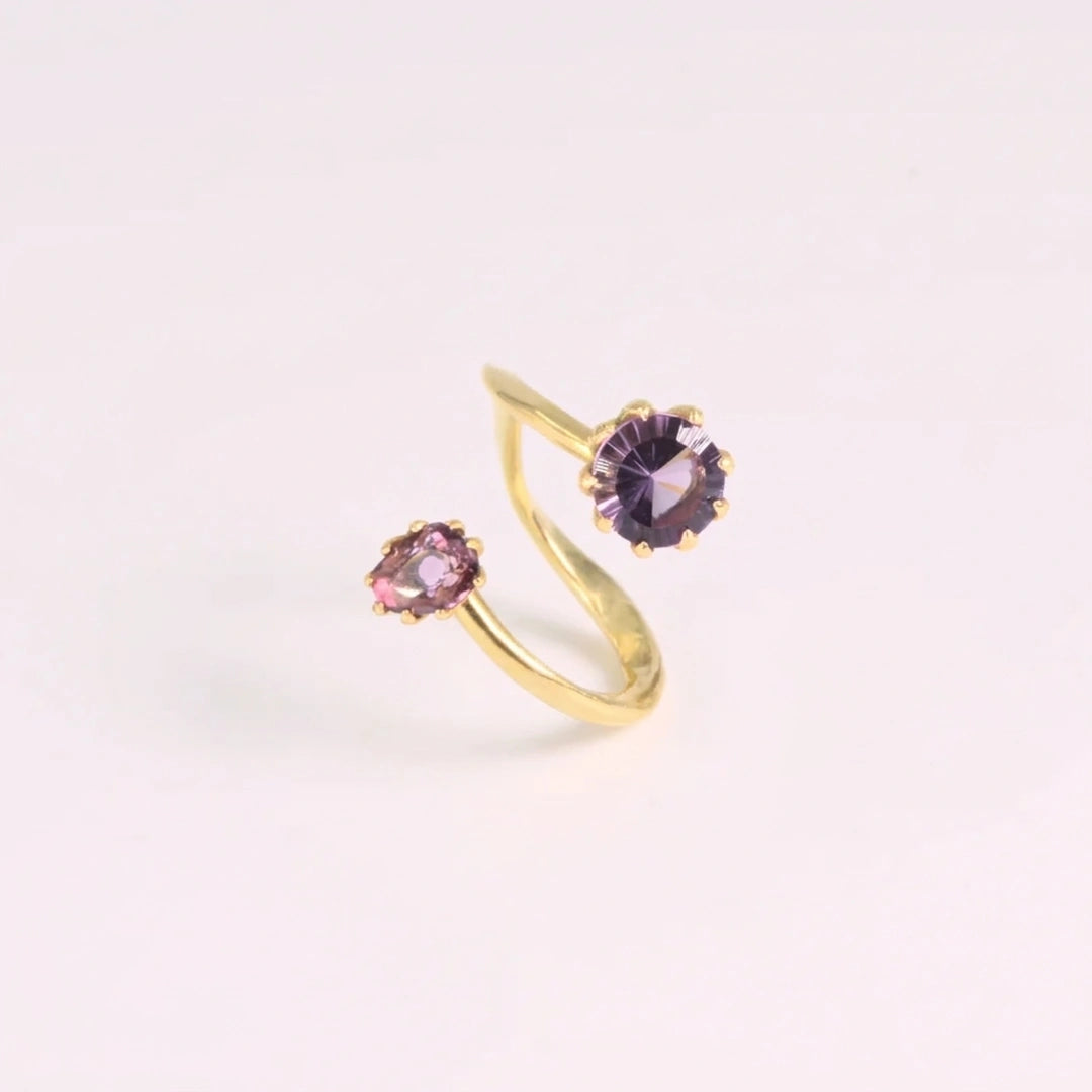 Geelgoud 18kt ring met saffier, handgemaakt atelier Claire Dries
