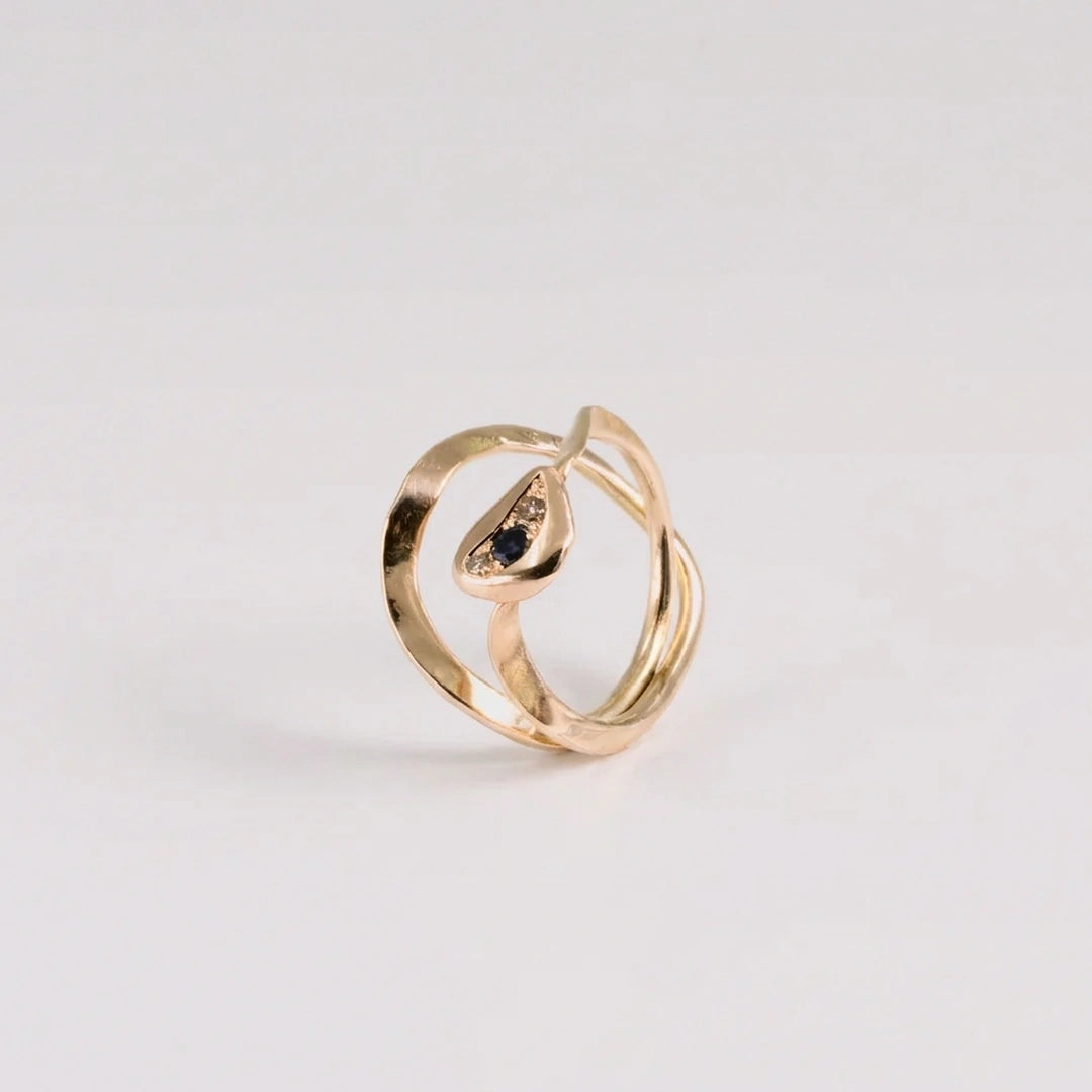 Geelgoud 18kt ring met diamant, saffier, handgemaakt atelier Claire Dries
