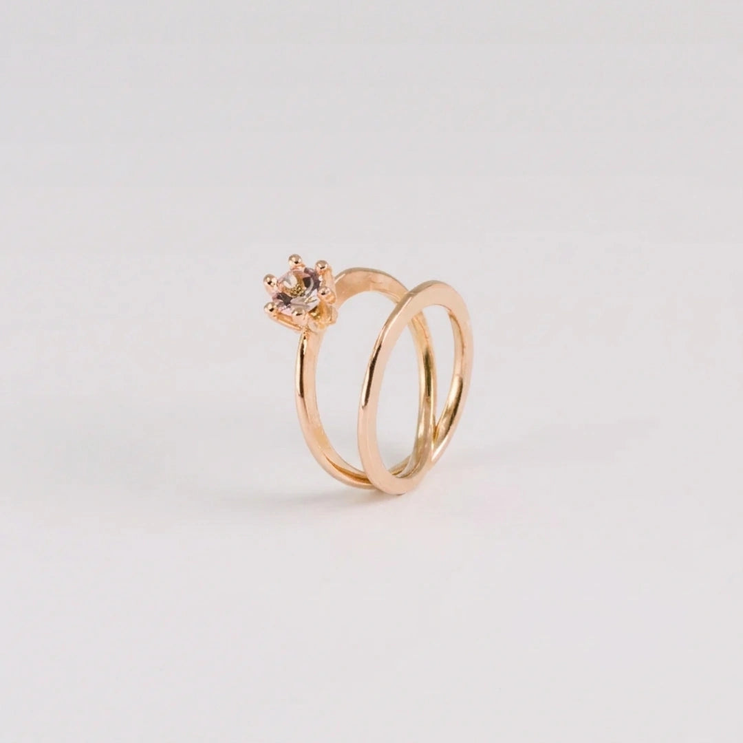 Rosegoud ring met roze morganiet, gehamerde, handgemaakt atelier Claire Dries