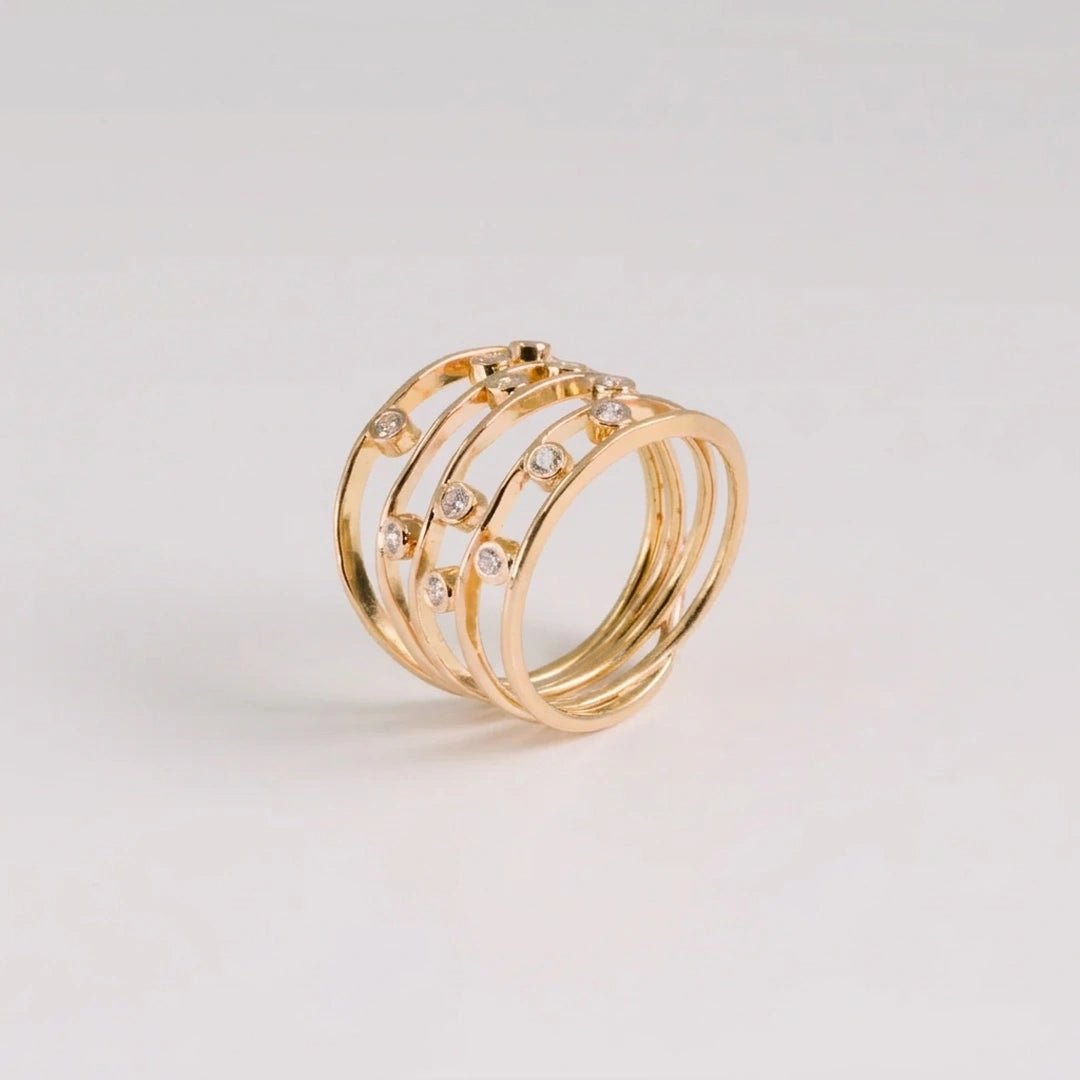 Diamond; rose gold ring met lab-grown diamanten, gehamerde, handgemaakt atelier Claire Dries