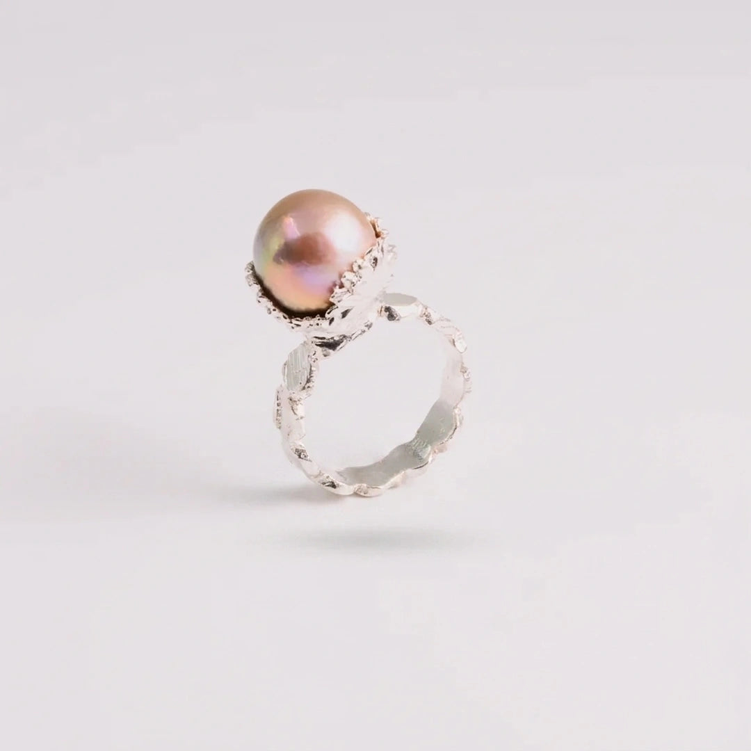Sterling zilver ring met organische textuur, Edison parel, handgemaakt atelier Claire Dries