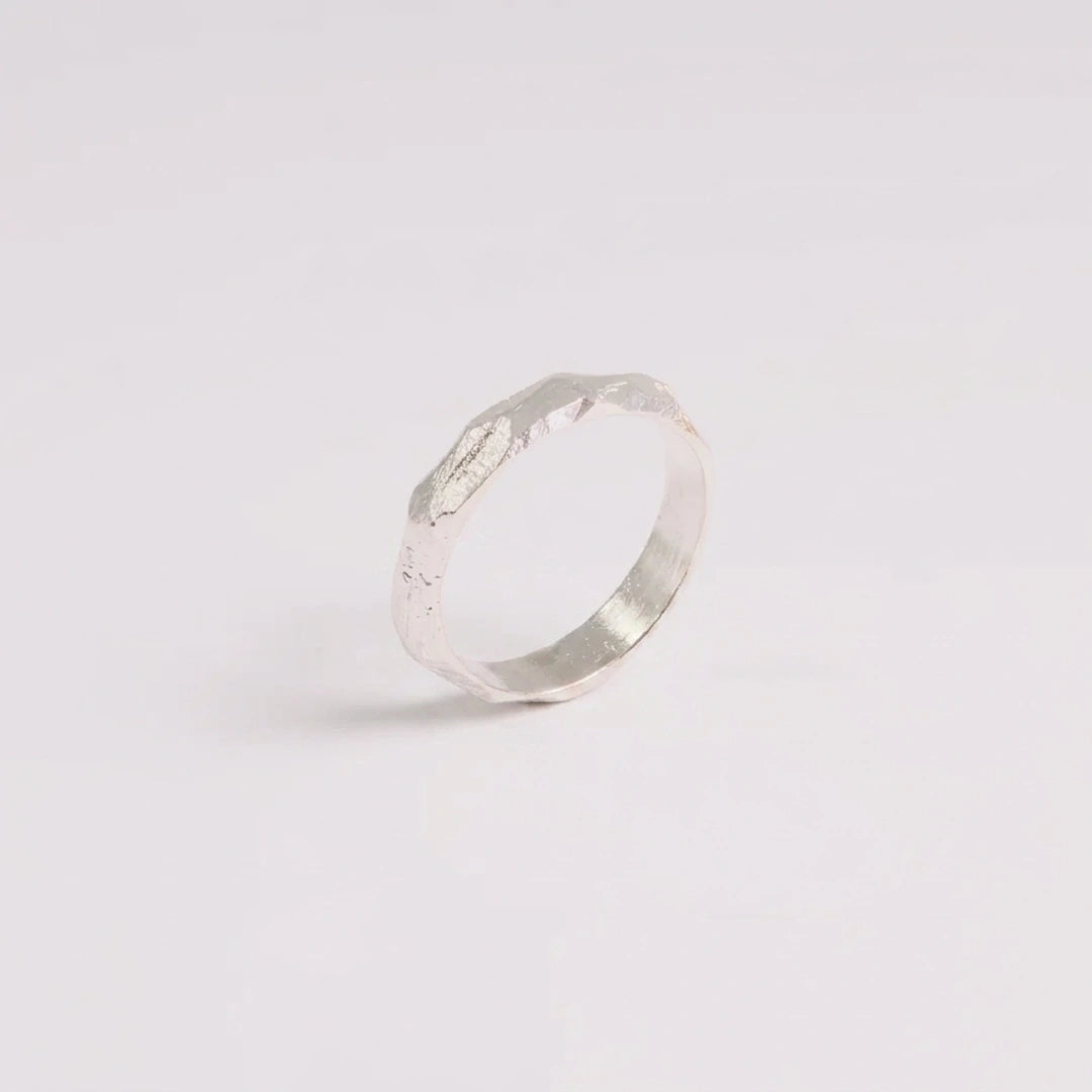 Sterling zilver ring, handgemaakt uit het atelier van Claire Dries