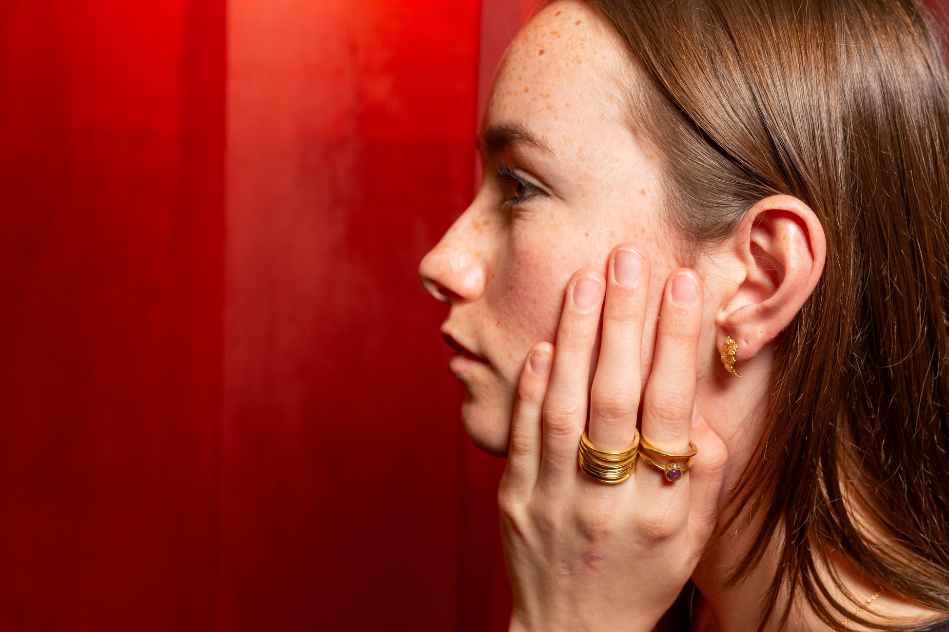 Geelgoud 18kt ring met gehamerde, handgemaakt atelier Claire Dries