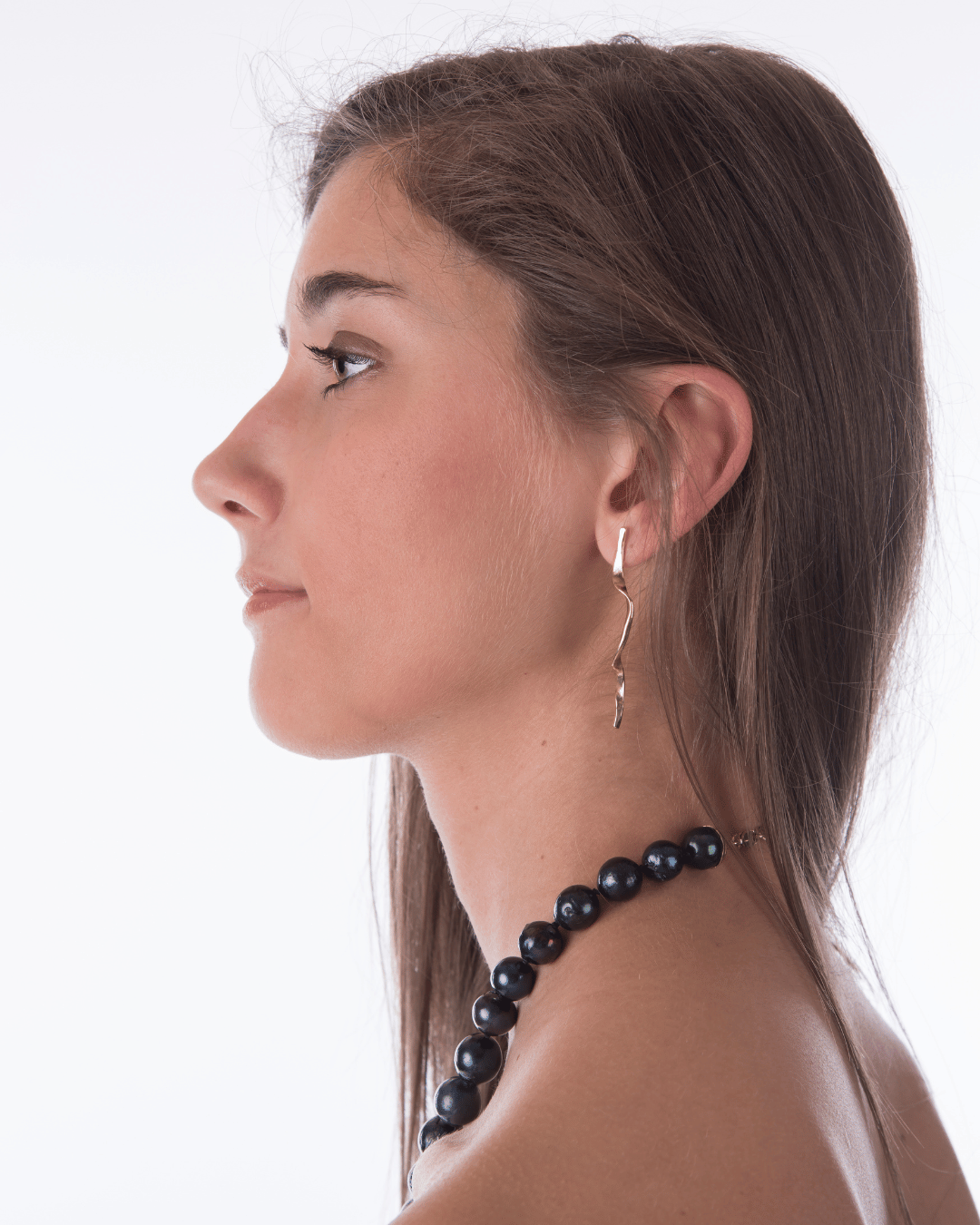 Geelgoud 18kt oorbellen met gehamerd, handgemaakt atelier Claire Dries