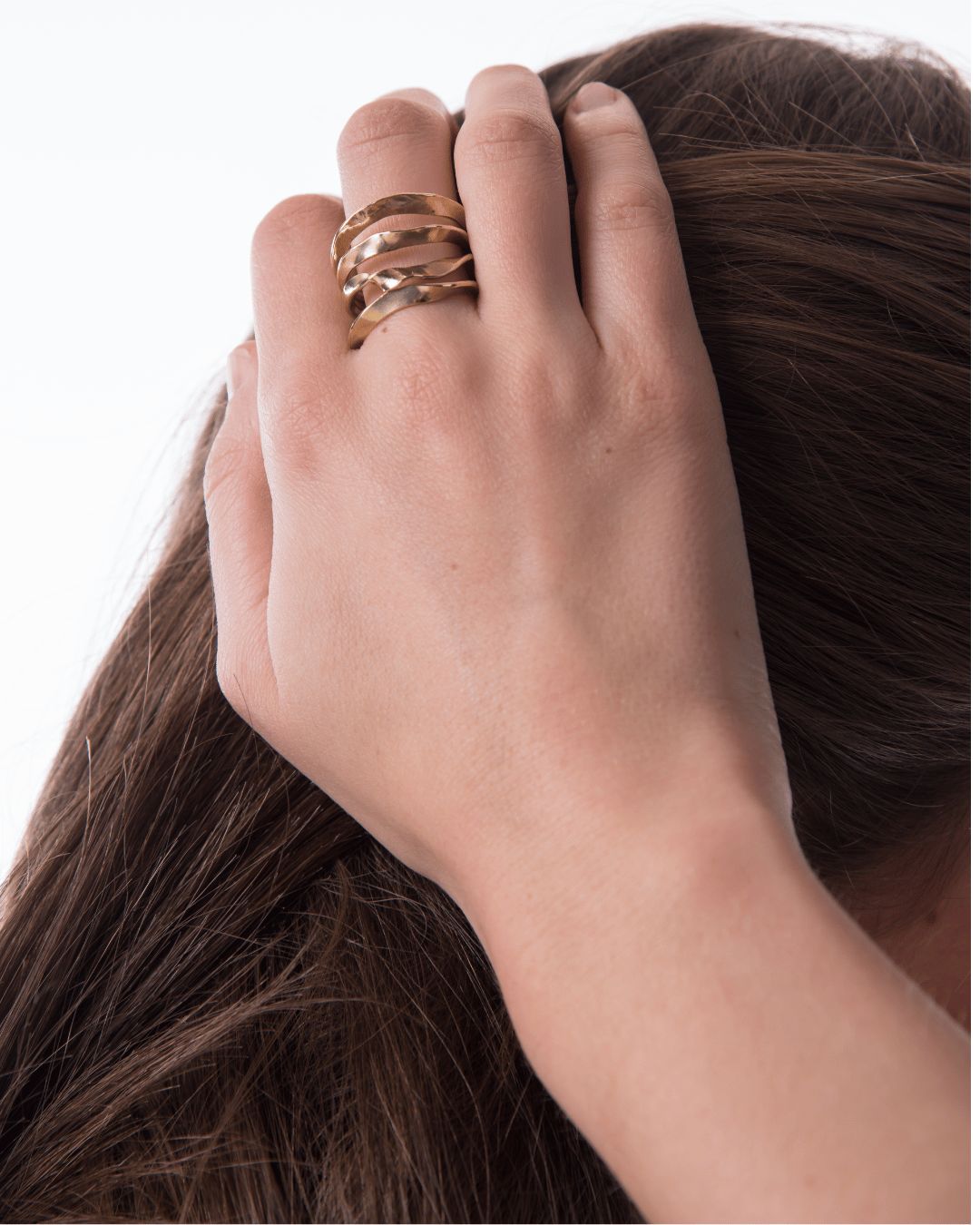 Geelgoud 18kt ring met gehamerde, handgemaakt atelier Claire Dries