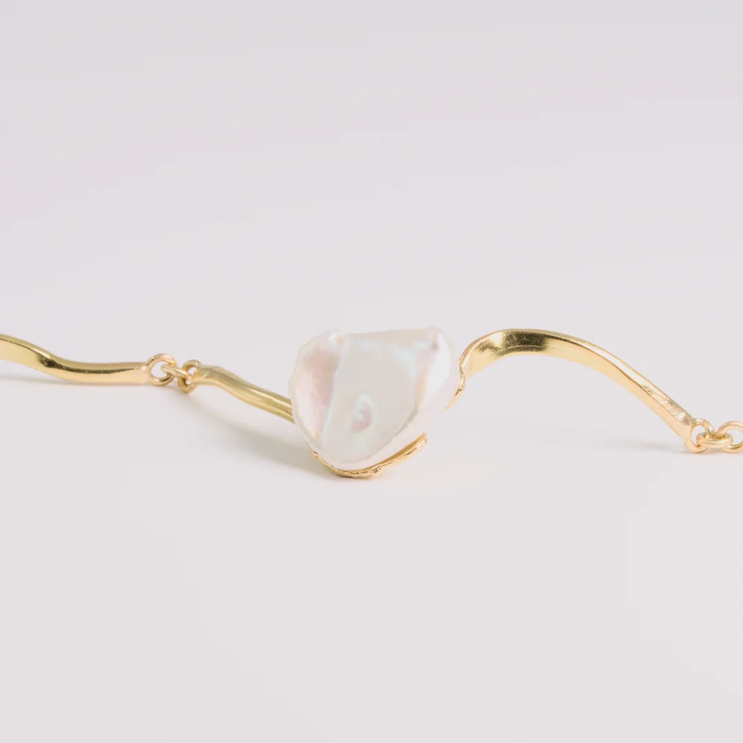 Geelgoud 18kt armband met Zoetwaterparel, Gehamerde, handgemaakt atelier Claire Dries