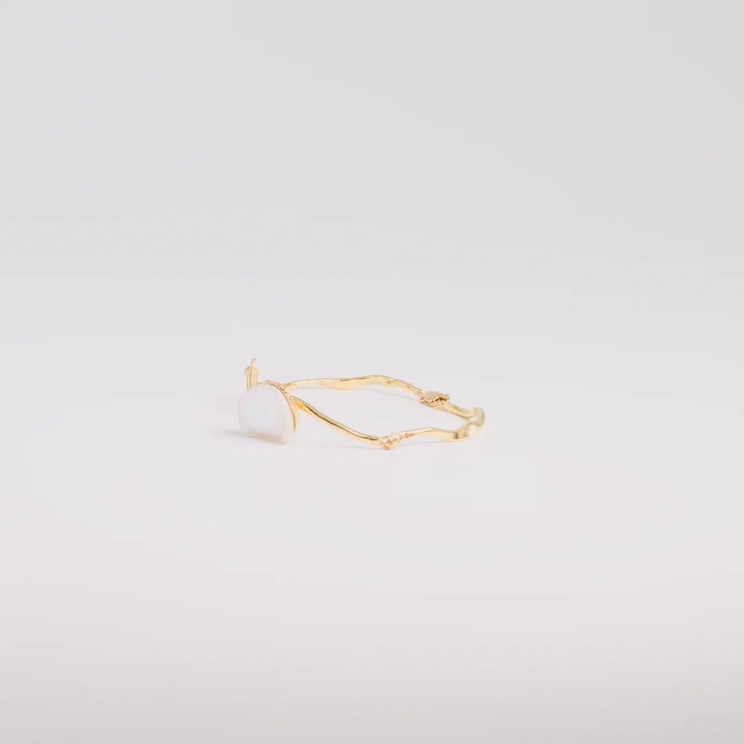 Geelgoud 18kt armband met Zoetwaterparel, Gehamerde, handgemaakt atelier Claire Dries