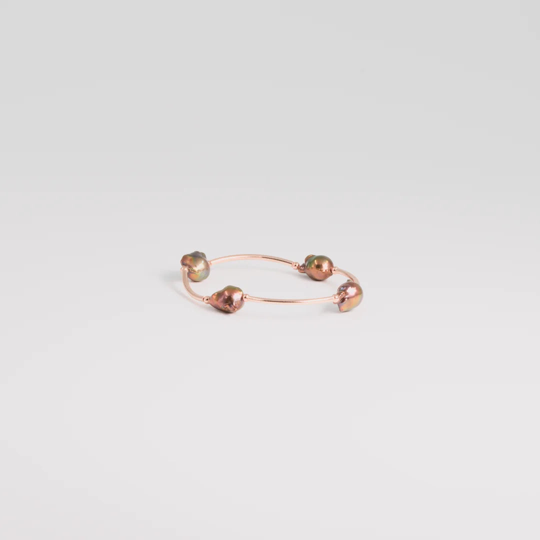 Verguld goud; verguld rosegoud; sterling silver armband met 14 mm


Parel, Barokparel, handgemaakt atelier Claire Dries