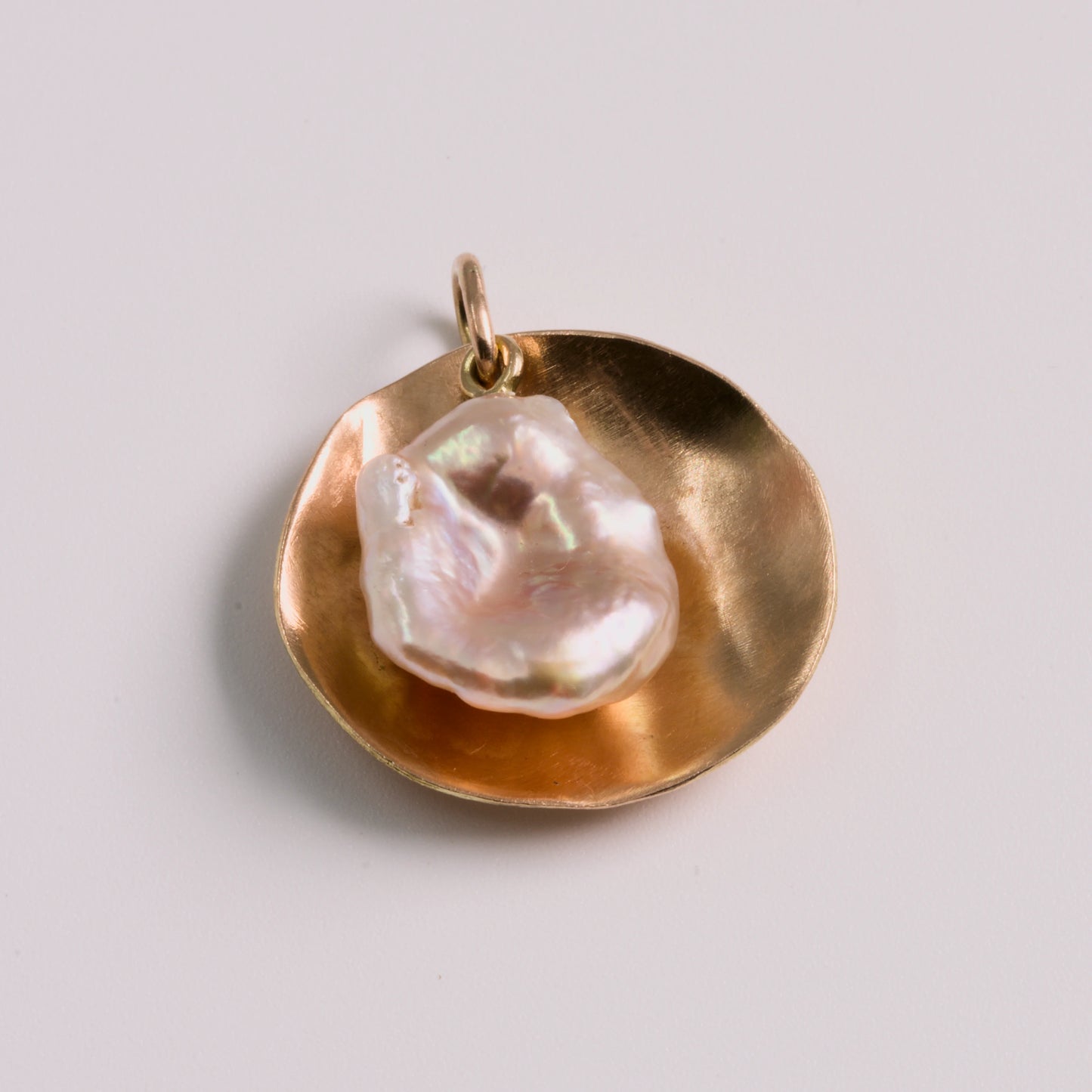 AS HANGER 01 — Parel met 18kt geel gouden plaatje