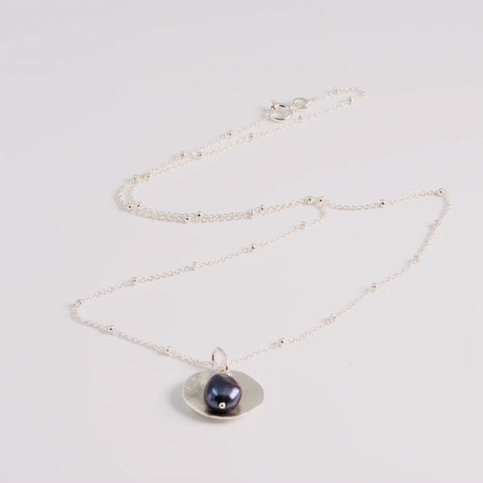 Sterling zilver ashanger met zwarte zoetwaterparel combinatie met ketting handgemaakt atelier Claire Dries