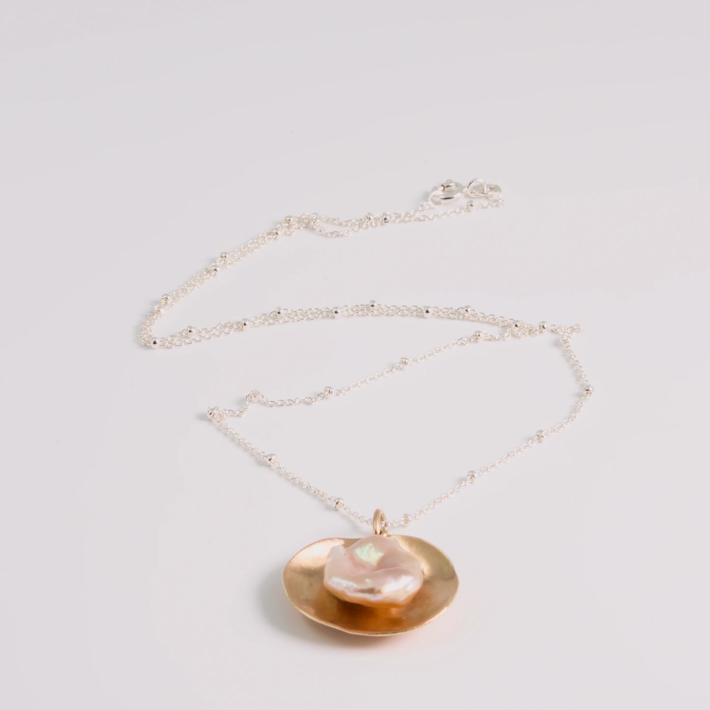 AS HANGER 01 — Parel met 18kt geel gouden plaatje