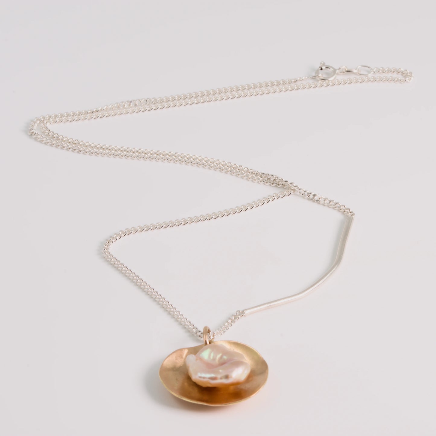 AS HANGER 01 — Parel met 18kt geel gouden plaatje