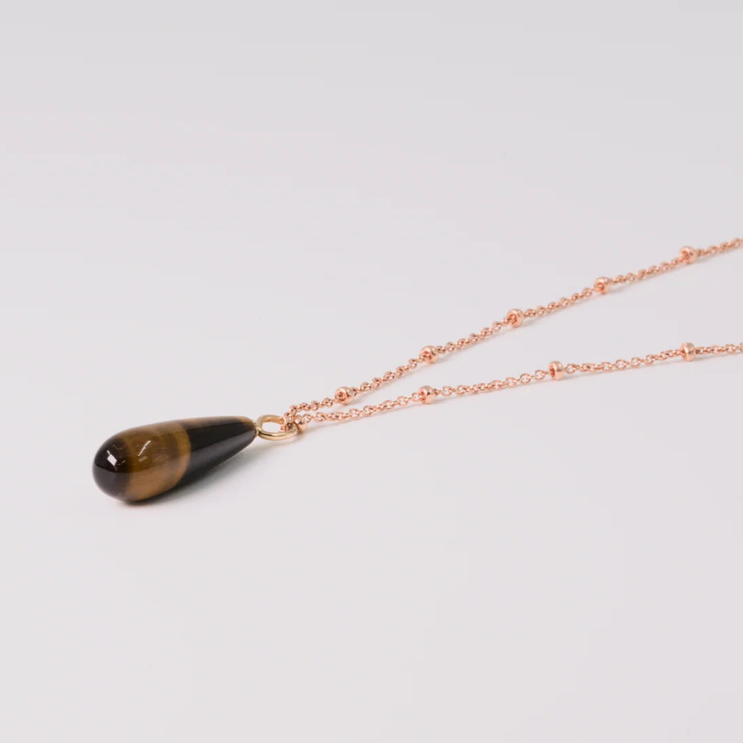 Rosegoud sieraad, handgemaakt uit het atelier van Claire Dries