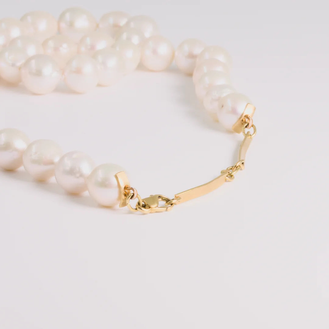 Sterling silver; yellow gold sieraad met zoetwaterparels, handgemaakt atelier Claire Dries