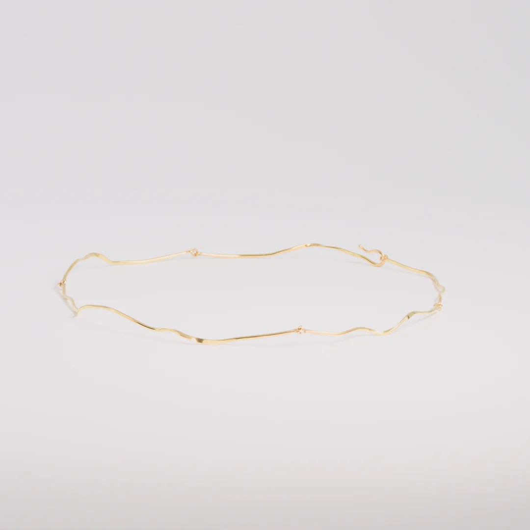 Geelgoud 18kt ketting met gehamerd, handgemaakt atelier Claire Dries