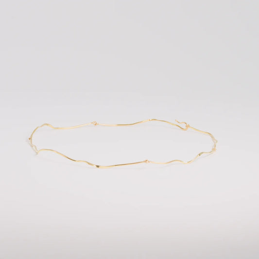 Geelgoud 18kt ketting met gehamerd, handgemaakt atelier Claire Dries