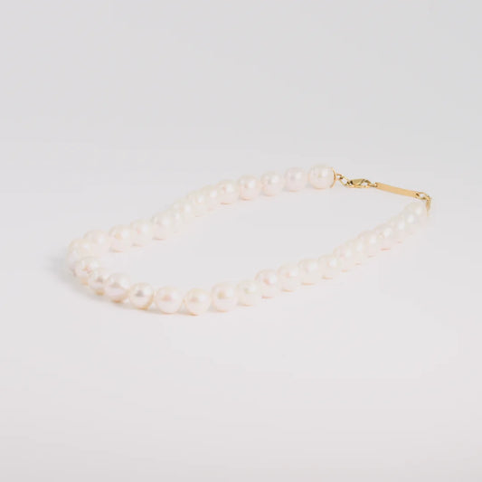 Sterling silver; yellow gold sieraad met zoetwaterparels, handgemaakt atelier Claire Dries