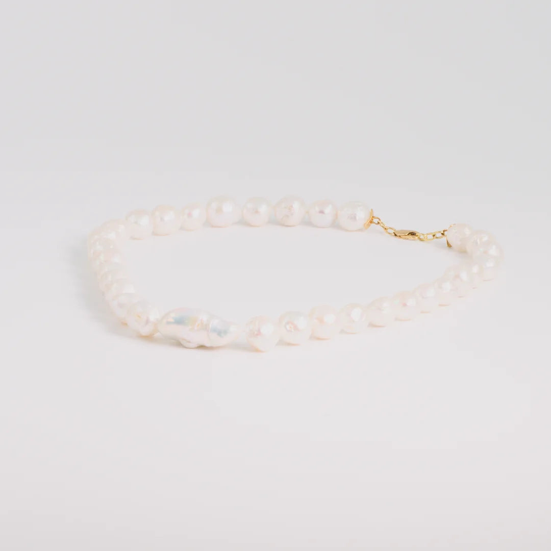 Sterling silver; yellow gold sieraad met zoetwaterparels, handgemaakt atelier Claire Dries