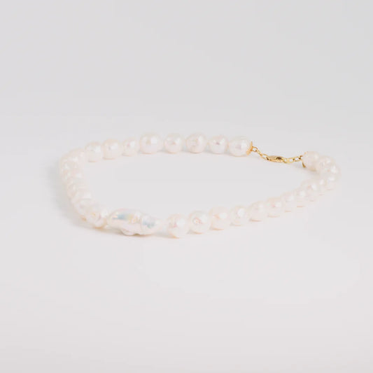 Sterling silver; yellow gold sieraad met zoetwaterparels, handgemaakt atelier Claire Dries