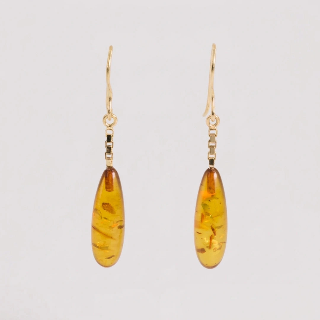 Geelgoud 18kt oorbellen, handgemaakt uit het atelier van Claire Dries