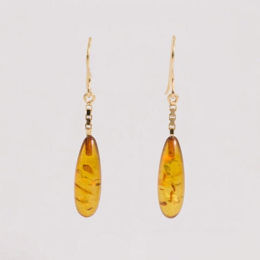 Geelgoud 18kt oorbellen, handgemaakt uit het atelier van Claire Dries