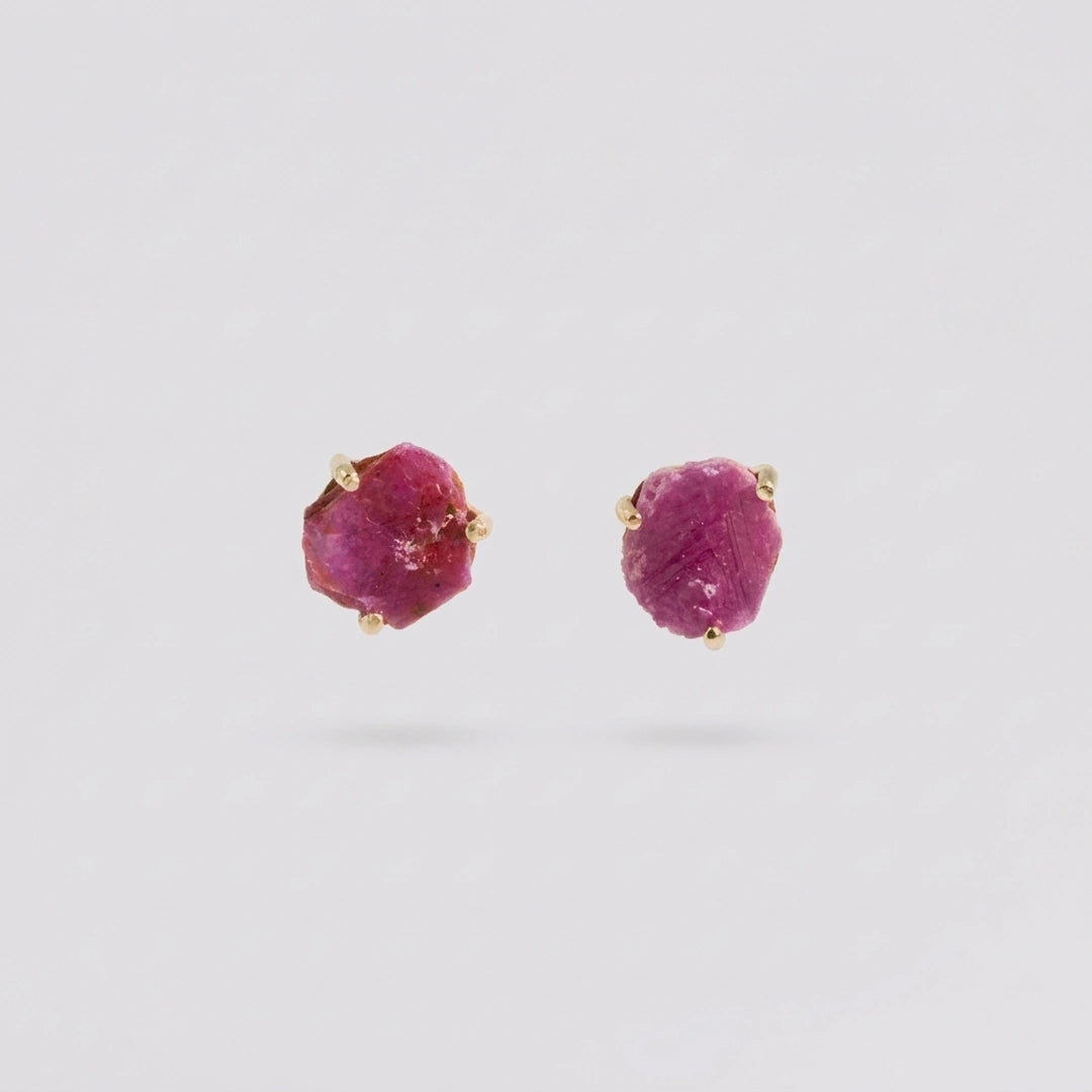 Geelgoud 18kt oorbellen met robijn, handgemaakt atelier Claire Dries