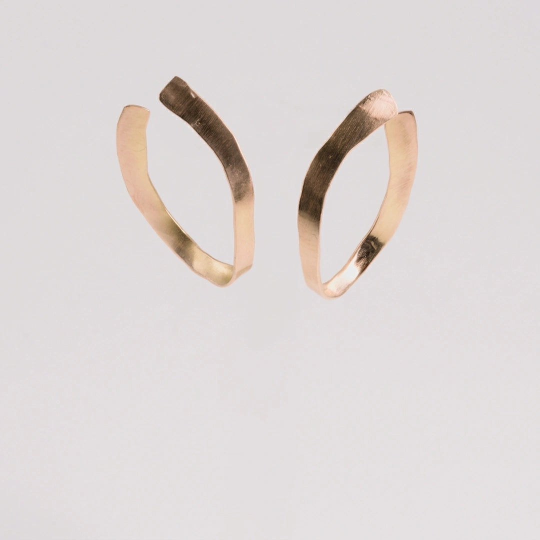 Geelgoud 18kt oorbellen met gehamerd, handgemaakt atelier Claire Dries