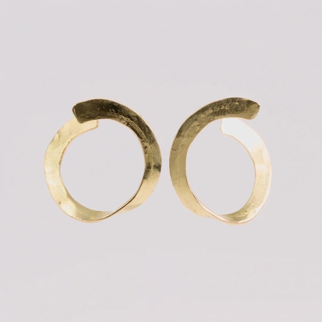 Geelgoud 18kt oorbellen met gehamerd, handgemaakt atelier Claire Dries