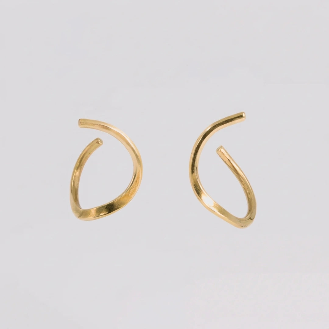 Geelgoud 18kt oorbellen met gehamerd, handgemaakt atelier Claire Dries
