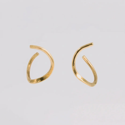 Geelgoud 18kt oorbellen met gehamerd, handgemaakt atelier Claire Dries