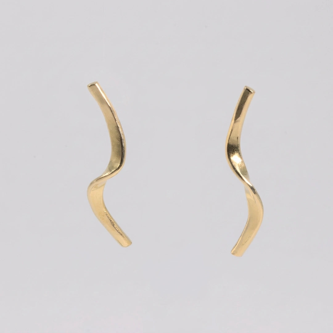 Geelgoud 18kt oorbellen met gehamerd, handgemaakt atelier Claire Dries