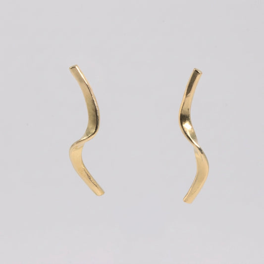 Geelgoud 18kt oorbellen met gehamerd, handgemaakt atelier Claire Dries