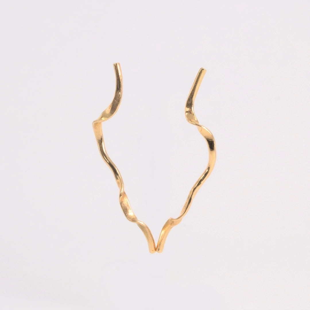 Geelgoud 18kt oorbellen met gehamerd, handgemaakt atelier Claire Dries