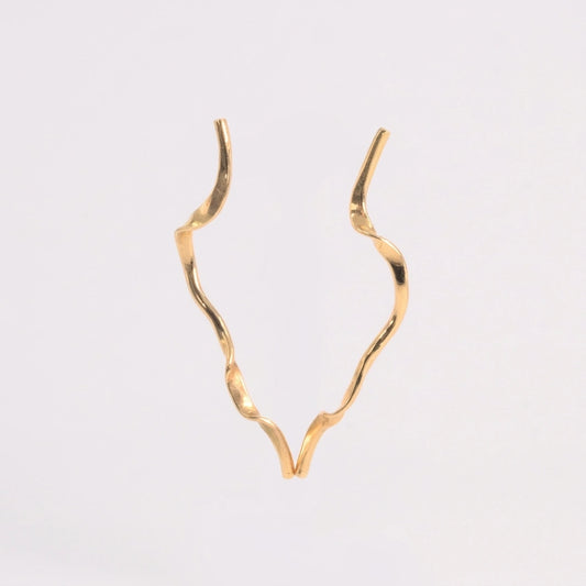 Geelgoud 18kt oorbellen met gehamerd, handgemaakt atelier Claire Dries