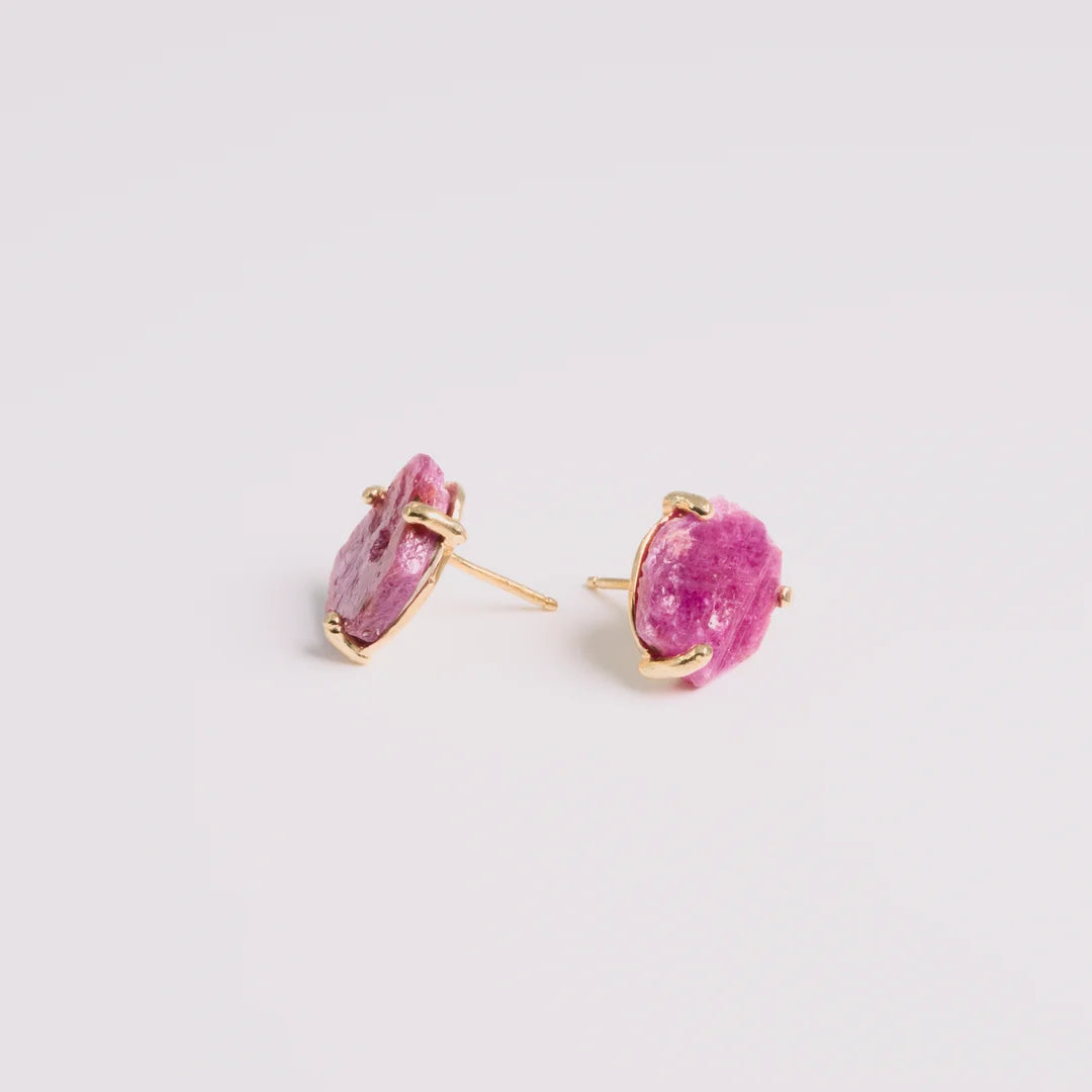 Geelgoud 18kt oorbellen met robijn, handgemaakt atelier Claire Dries