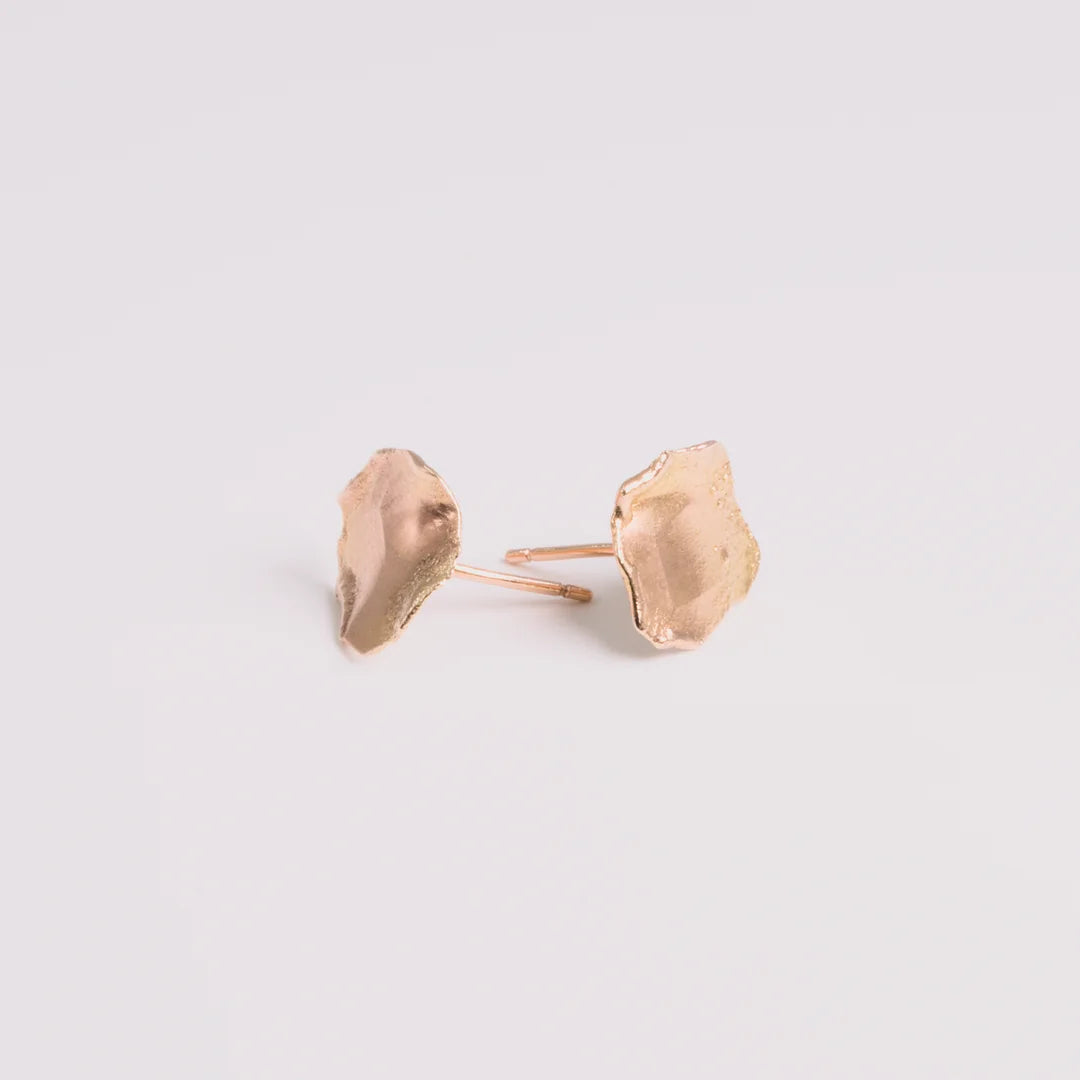 Rosegoud oorbellen, handgemaakt uit het atelier van Claire Dries