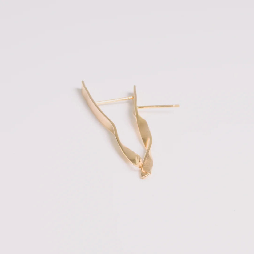 Rosegoud oorbellen, handgemaakt uit het atelier van Claire Dries