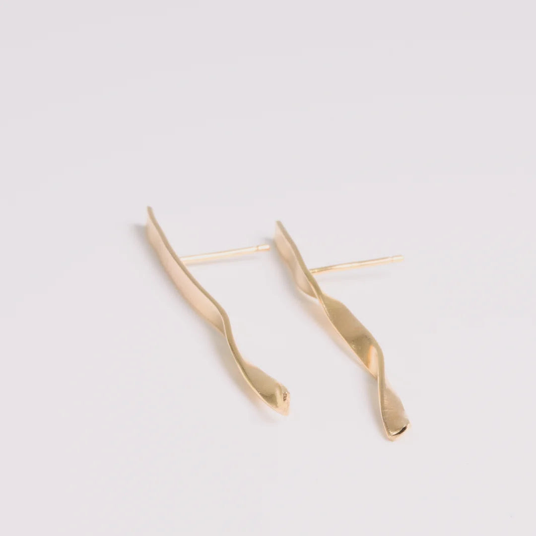 Rosegoud oorbellen, handgemaakt uit het atelier van Claire Dries
