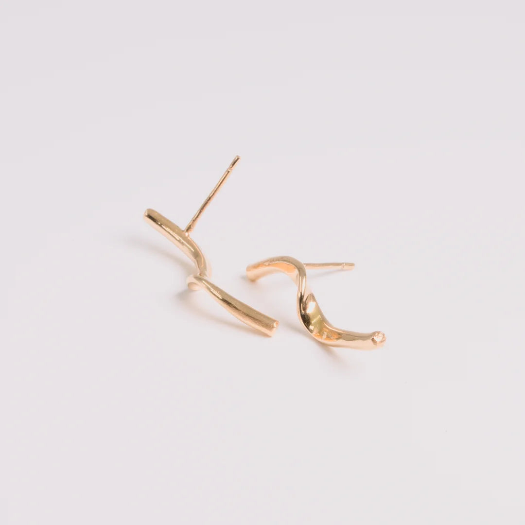 Geelgoud 18kt oorbellen met gehamerd, handgemaakt atelier Claire Dries