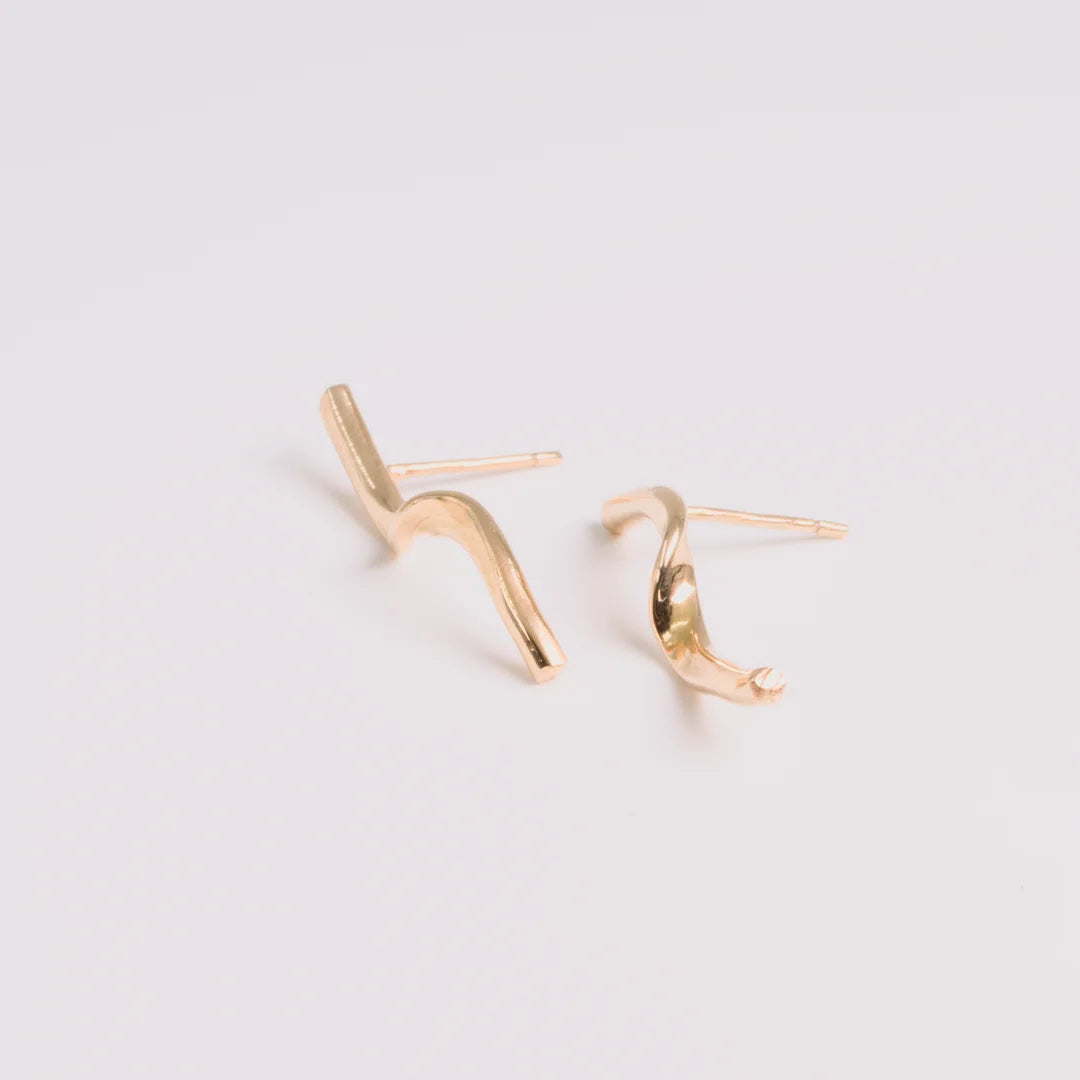 Geelgoud 18kt oorbellen met gehamerd, handgemaakt atelier Claire Dries