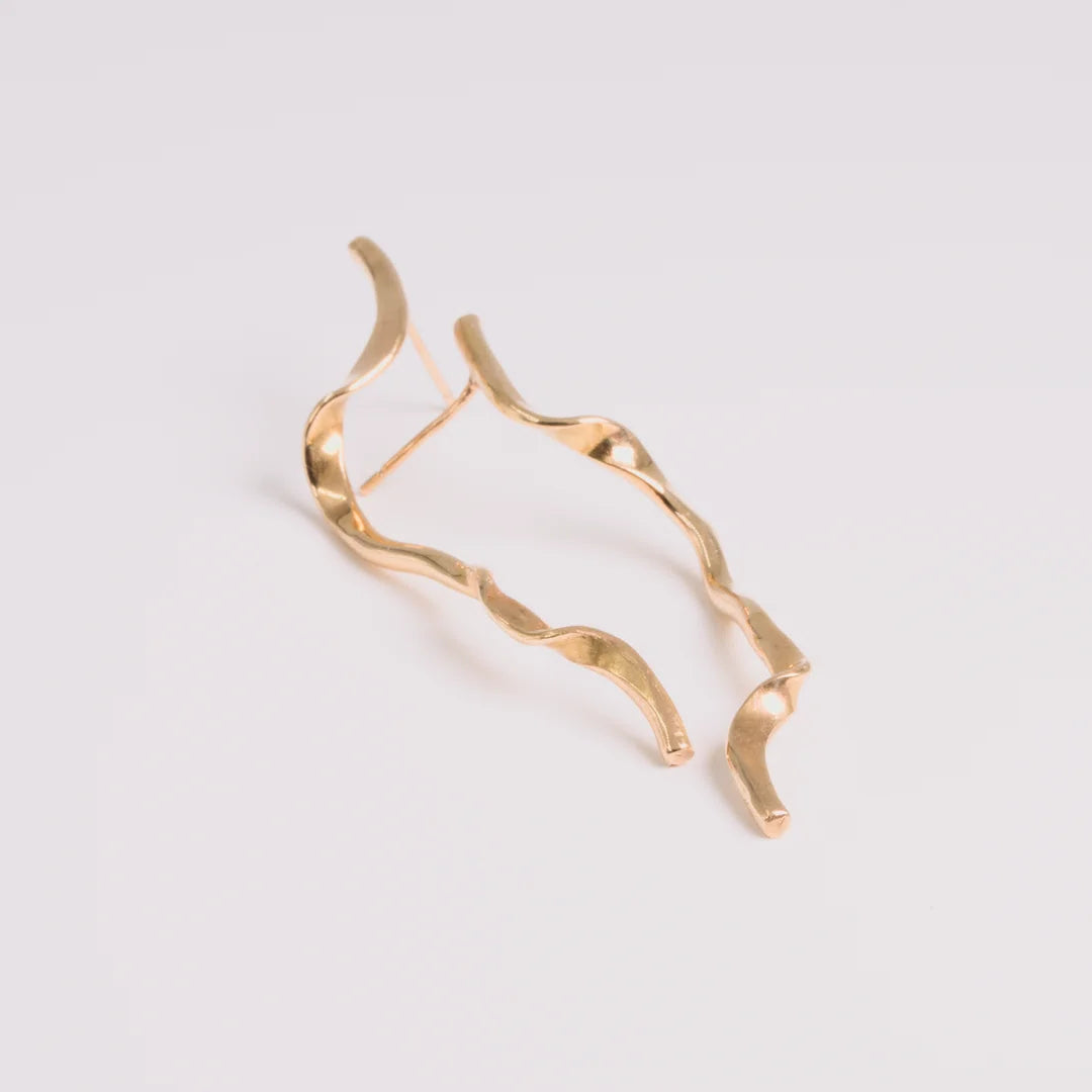 Geelgoud 18kt oorbellen met gehamerd, handgemaakt atelier Claire Dries