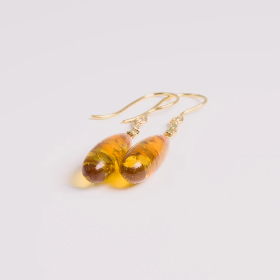 Geelgoud 18kt oorbellen, handgemaakt uit het atelier van Claire Dries