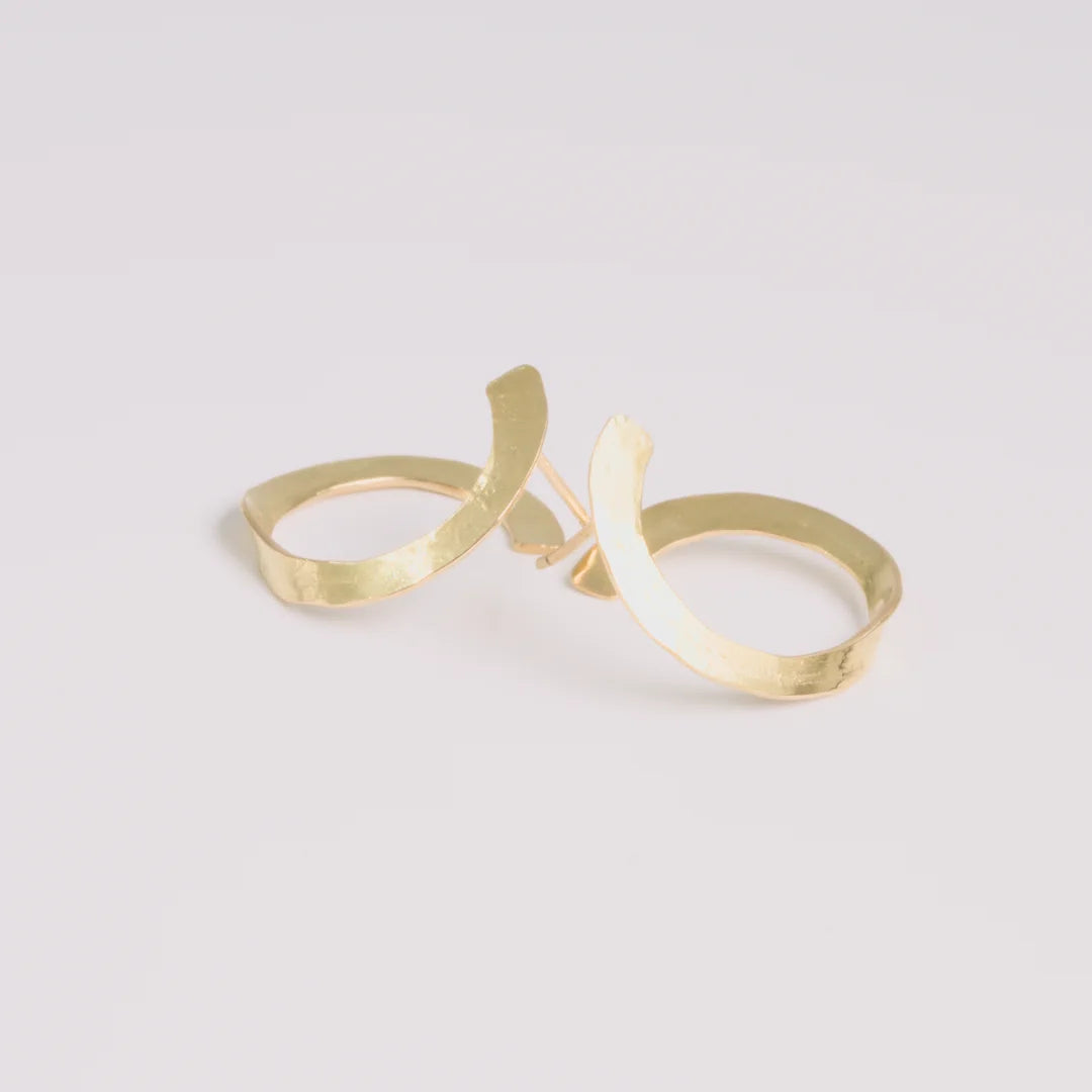 Geelgoud 18kt oorbellen met gehamerd, handgemaakt atelier Claire Dries