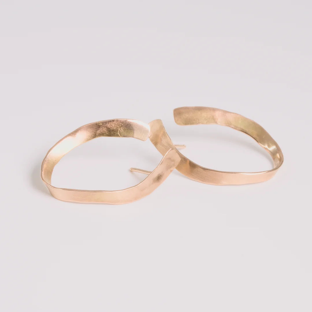 Geelgoud 18kt oorbellen met gehamerd, handgemaakt atelier Claire Dries